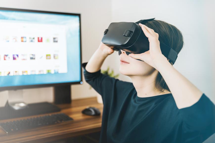 a women wears a VR goggle